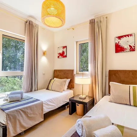 Apartman Paradise On The Golf Estômbar